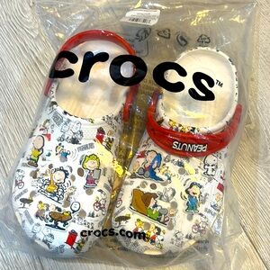 NWT Crocs Peanuts unisex shoes with charms—Size J4